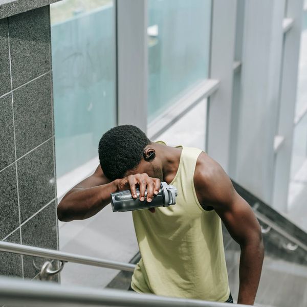 Infographic showing steps of a workout: warm-up, cardio, cool-down.